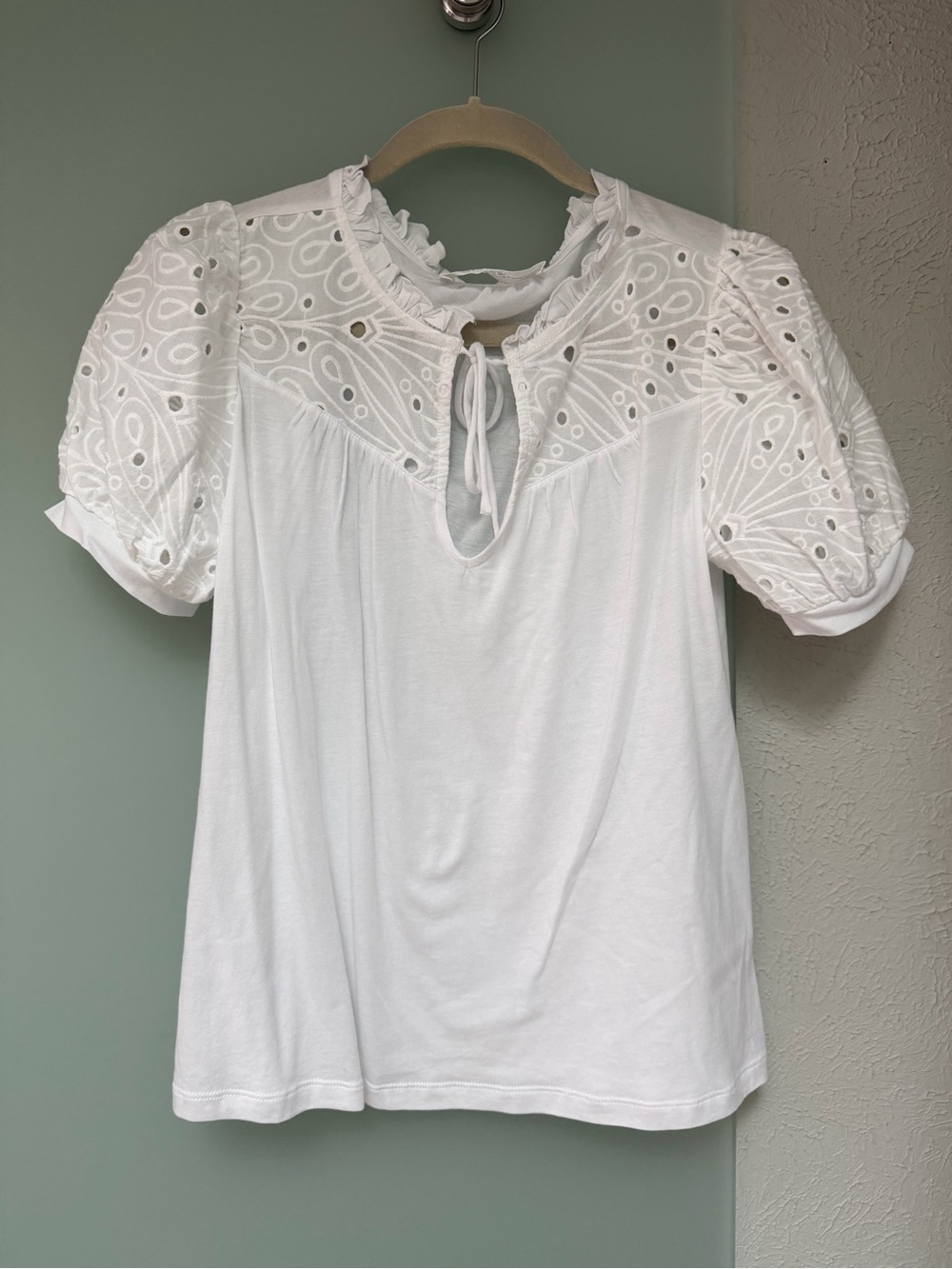 Chelsea & Theodore White Eyelet Tie-Neck Puff Sleeve Blouse